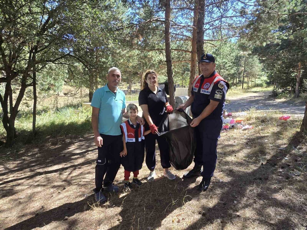 Yozgat’ta ormanlık alanda kuşburnu toplayan aile, arazideki çevre kirliliğine duyarsız