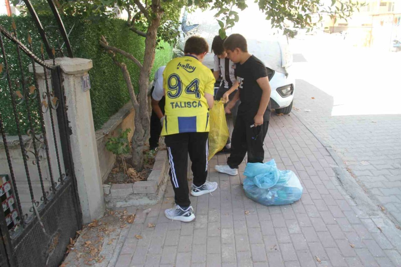 Konya’nın Beyşehir ilçesinde çocuklar, mahallelerindeki cadde ve sokaklarda yaptıkları çevre