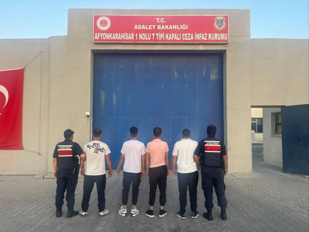 Afyonkarahisar’da uyuşturucu satma suçundan kaldığı cezaevinden izinli olarak dışarı çıkan