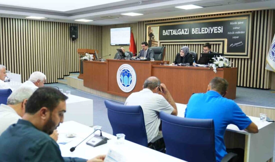 Battalgazi Meclisi’nde konuşan CHP’li Demirhan, Kapalı Çarşı’daki iyileştirmeleri ‘bal kaymak’