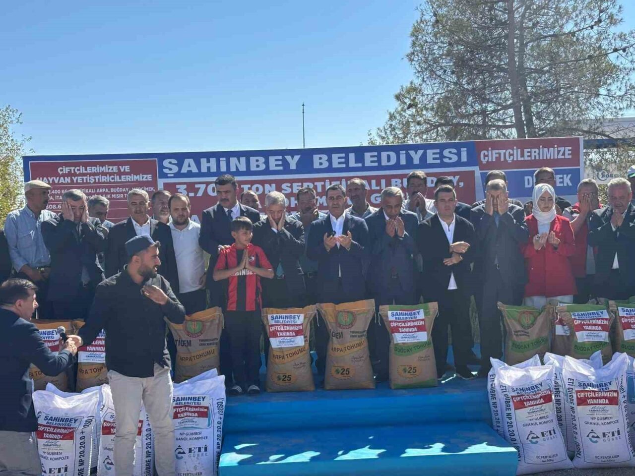 Şahinbey Belediye Başkanı Mehmet Tahmazoğlu, çiftçilere bin 700 ton tohum