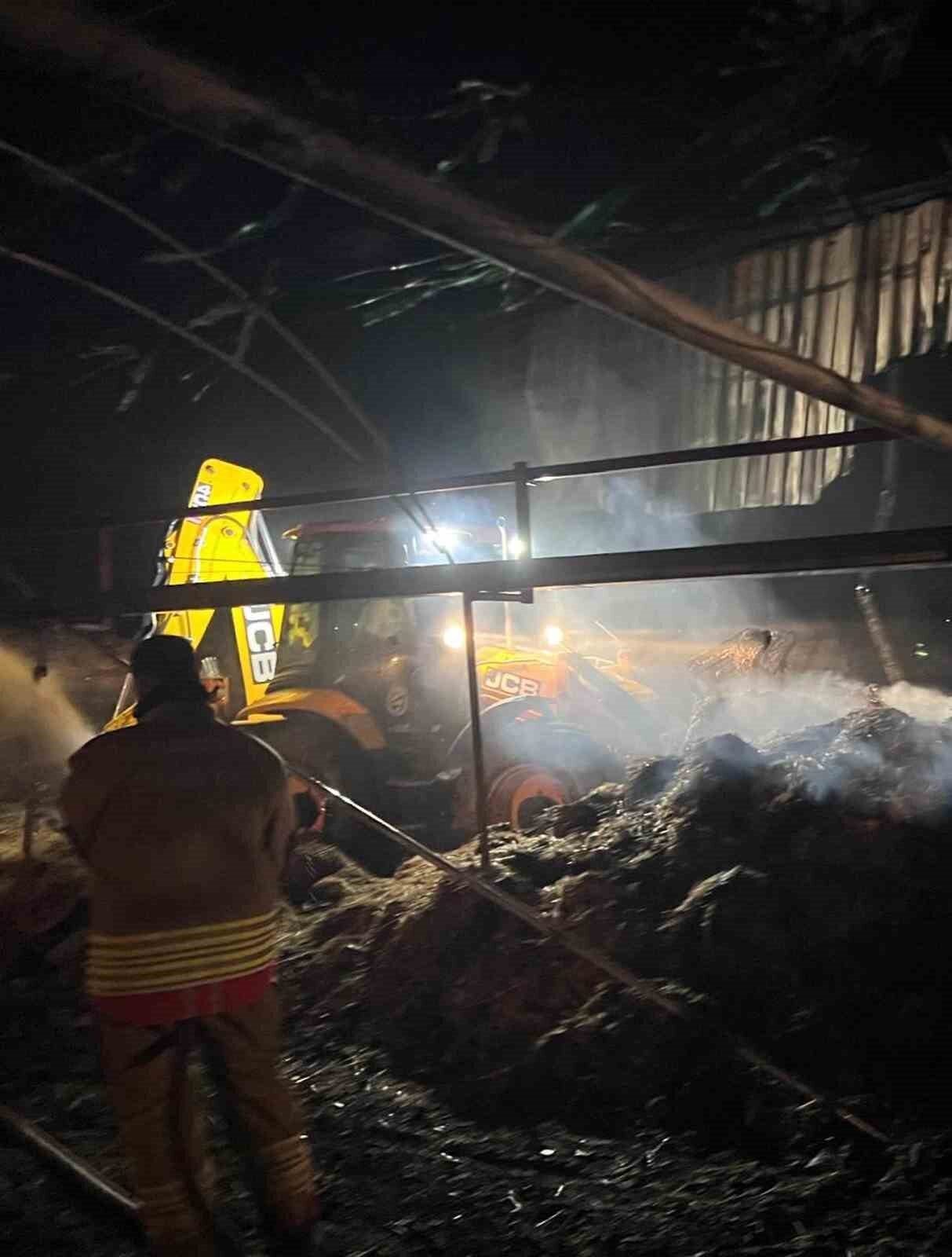 Hatay’da samanlıkta çıkan yangın, çiftliğe yayılmadan itfaiye ekipleri tarafından söndürüldü.