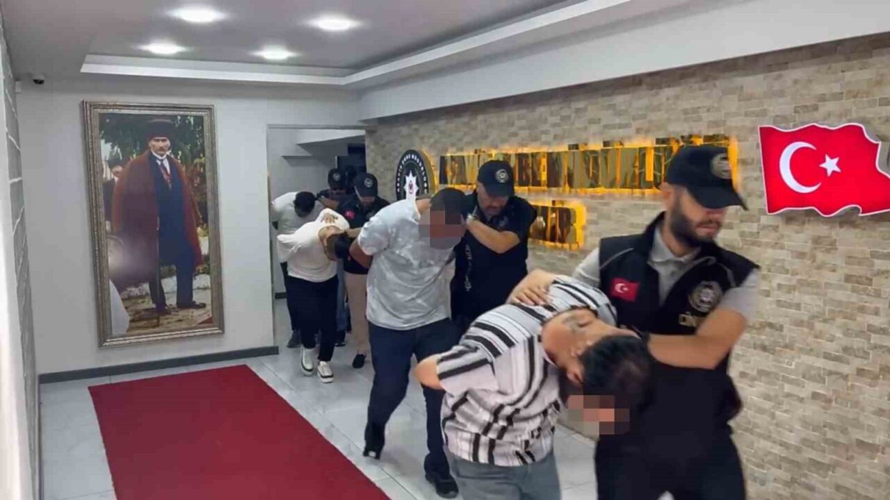 İzmir’in Çiğli ilçesinde sokak ortasında işlenen cinayetin şüphelileri Manisa’da yakalandı.