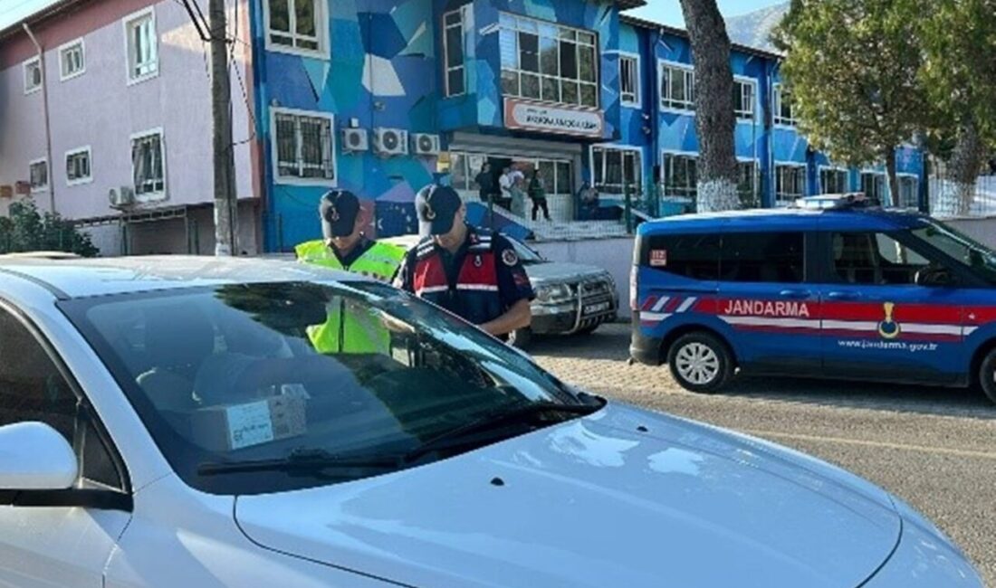 Aydın’ın Çine ilçesinde yeni eğitim-öğretim yılının başlamasıyla birlikte öğrencilerin güvenliği