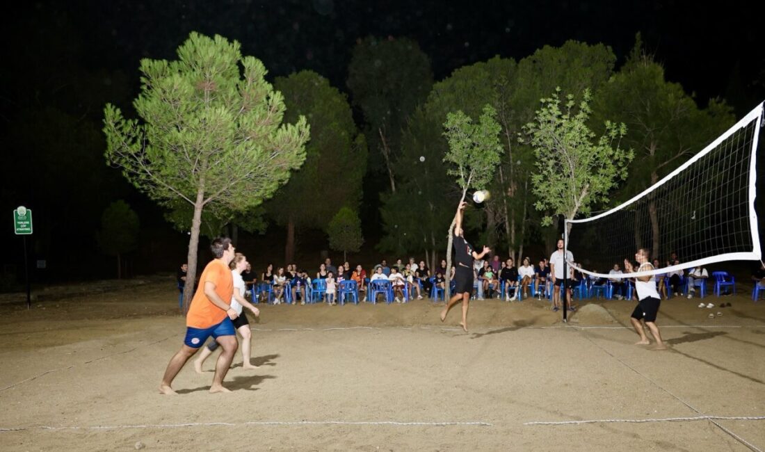 Aydın’ın Çine ilçesinde düzenlenen sokak voleybolu turnuvası, vatandaşların yoğun ilgisi
