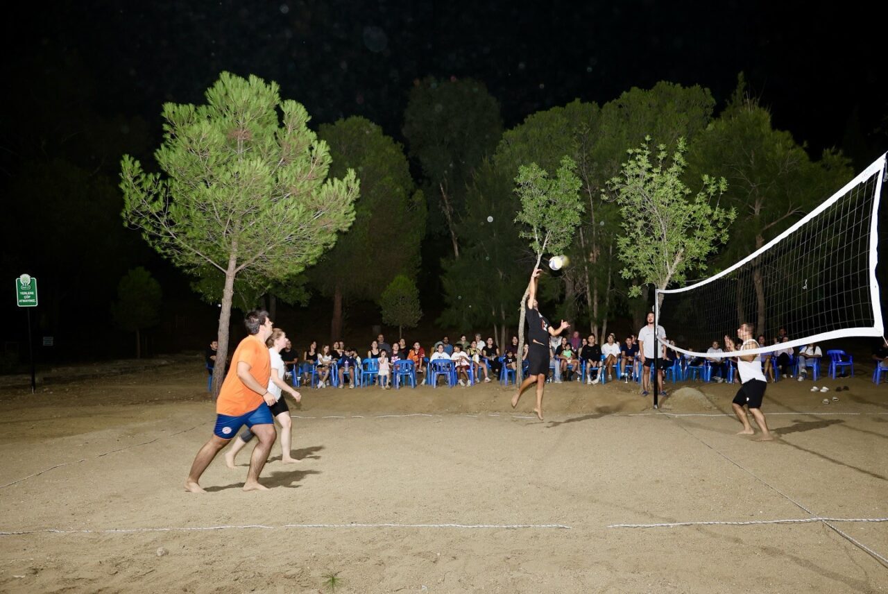 Aydın’ın Çine ilçesinde düzenlenen sokak voleybolu turnuvası, vatandaşların yoğun ilgisi