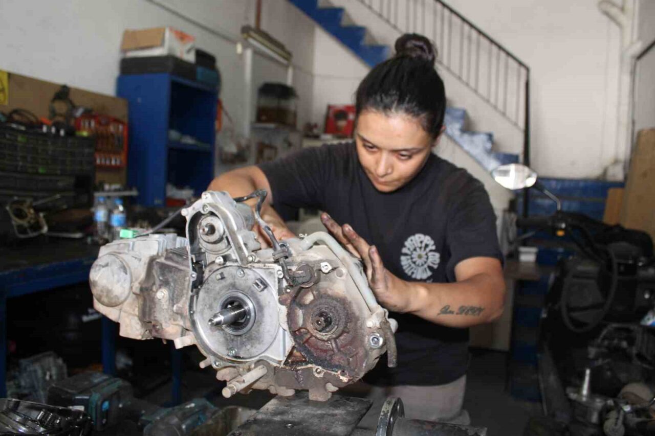 Aydın’da çırak sıkıntısı yaşayan eşine destek olmak için sanayiye adım