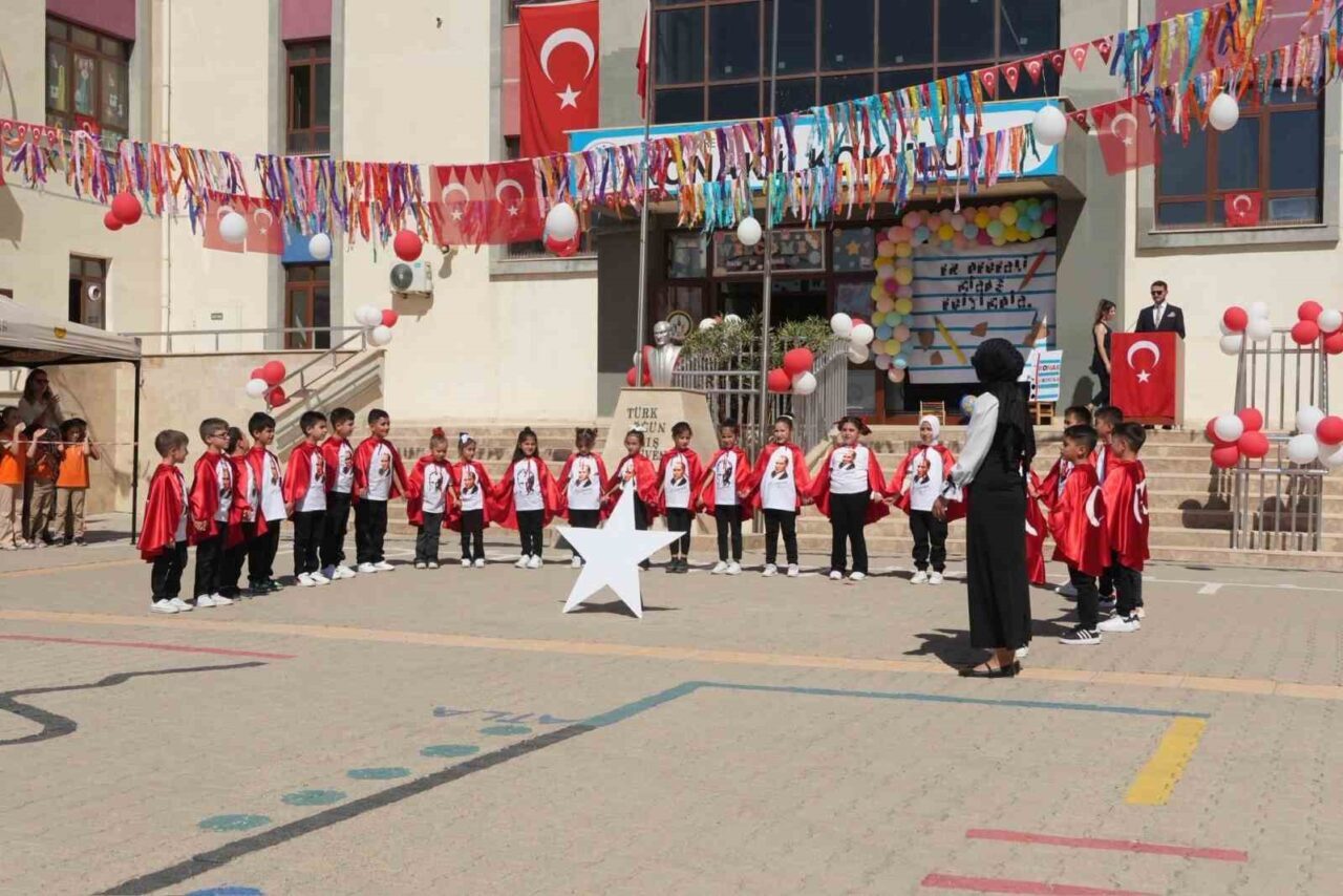 Şırnak’ın Cizre’de İlçe Milli Eğitim Müdürlüğü tarafından düzenlenen İlköğretim Haftası