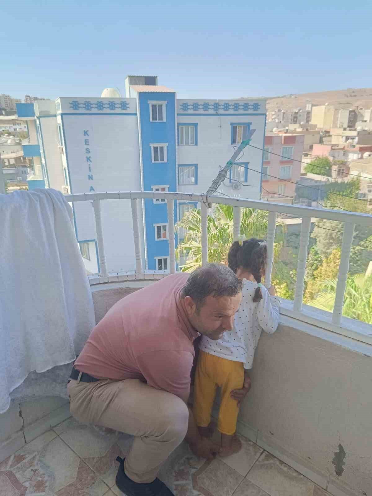 Şırnak’ın Cizre ilçesinde kafası demir korkuluğa sıkışan çocuk itfaiye ekiplerince