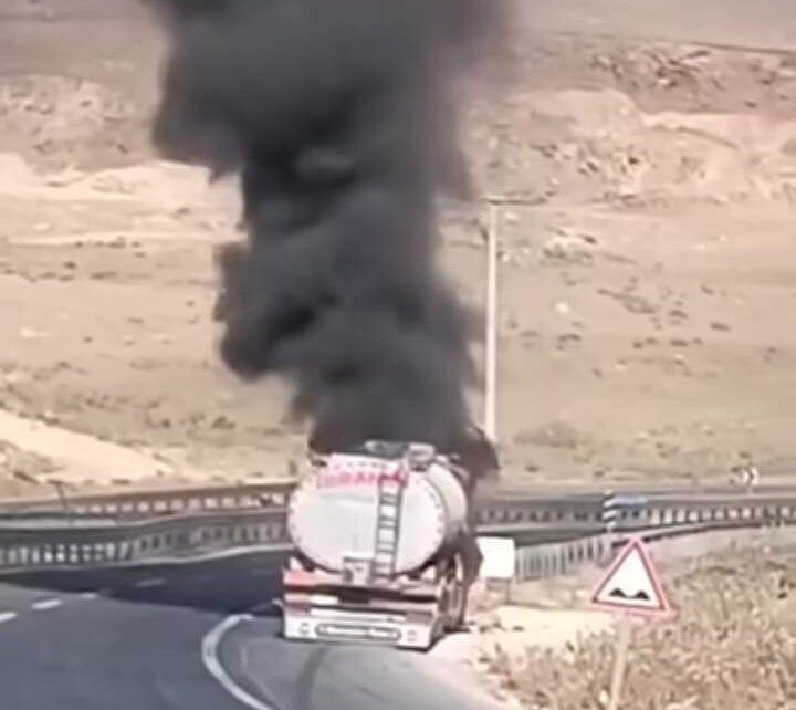 Şırnak’ın Cizre ilçesinde seyir halindeki akaryakıt kamyonu alevlere teslim oldu.