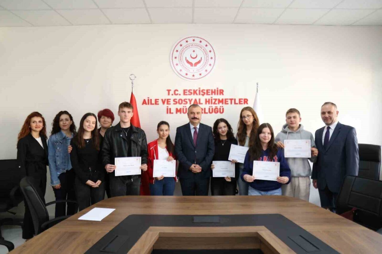 Eskişehir’de Çocuk Hakları İl Komitesi üyesi iken lise öğrenimlerini tamamlayarak