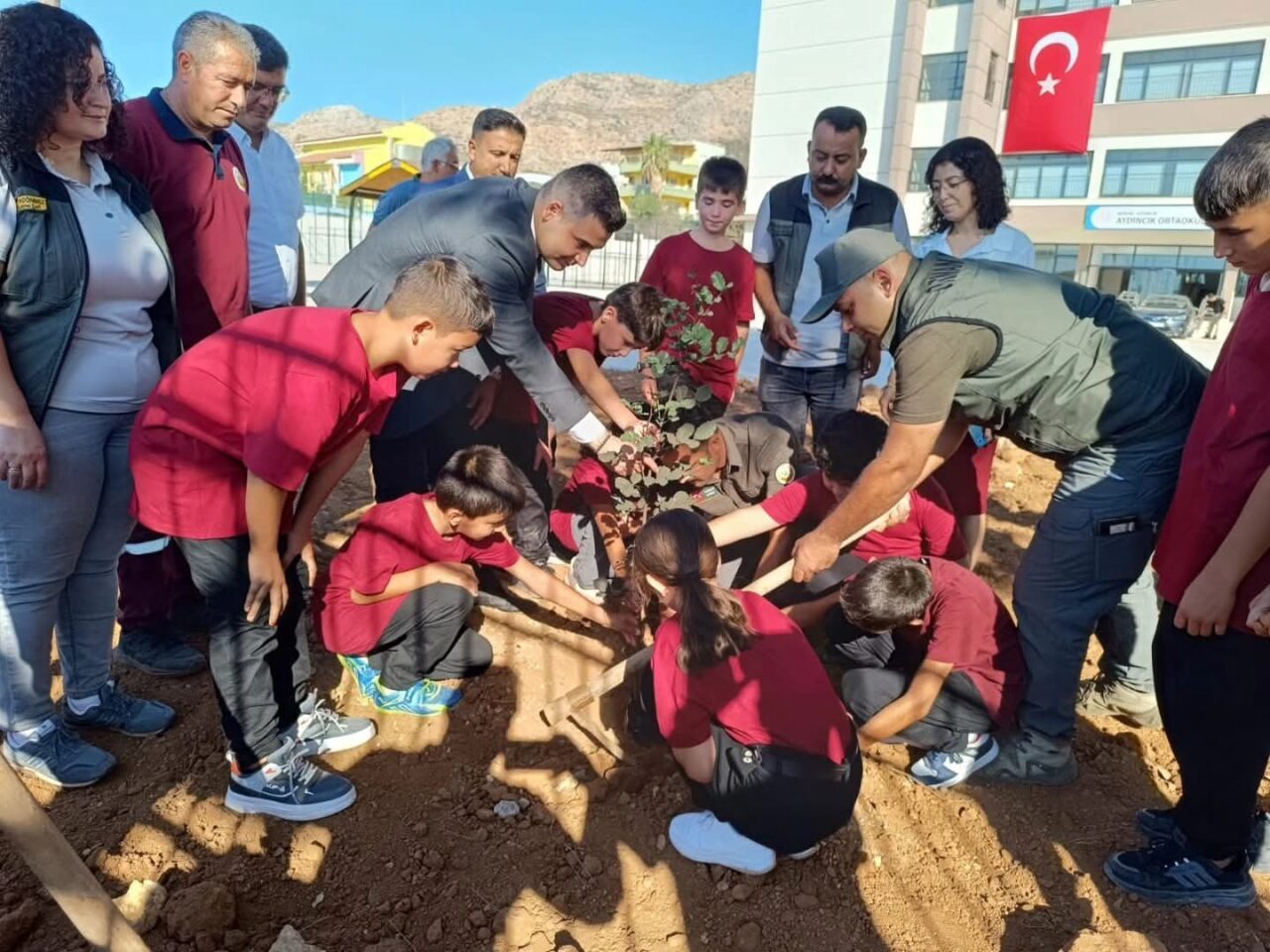 Mersin’de, eğitim-öğretim yılı orman sevgisi ve yangın tatbikatlarıyla devam ediyor.