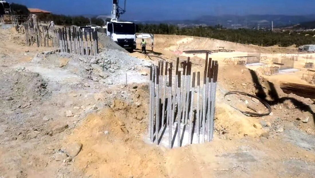 Söke-Kuşadası Karayolu üzerinde bir süre önce meydana gelen çökme sonrası