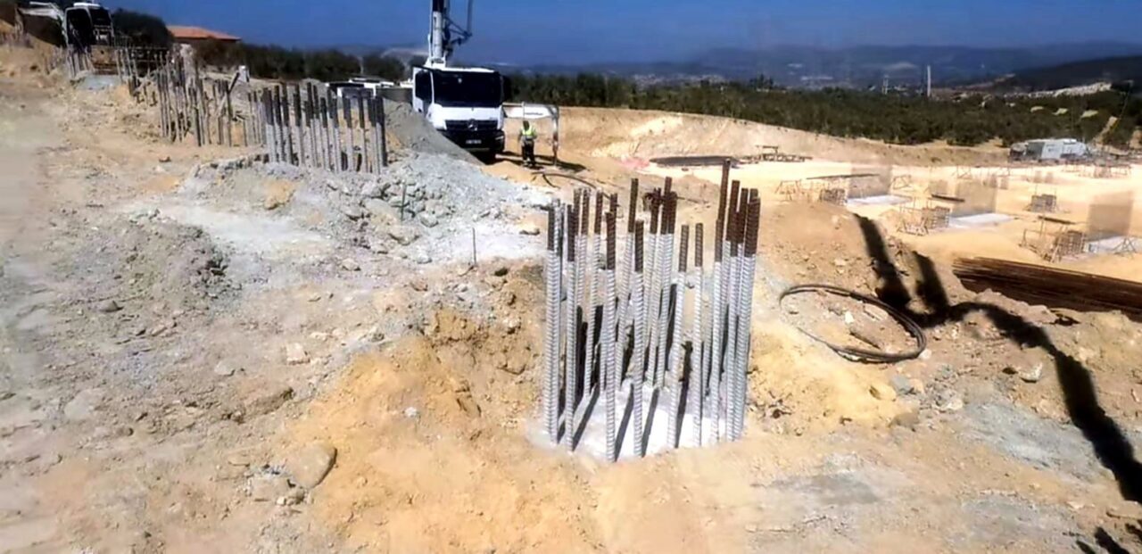 Söke-Kuşadası Karayolu üzerinde bir süre önce meydana gelen çökme sonrası