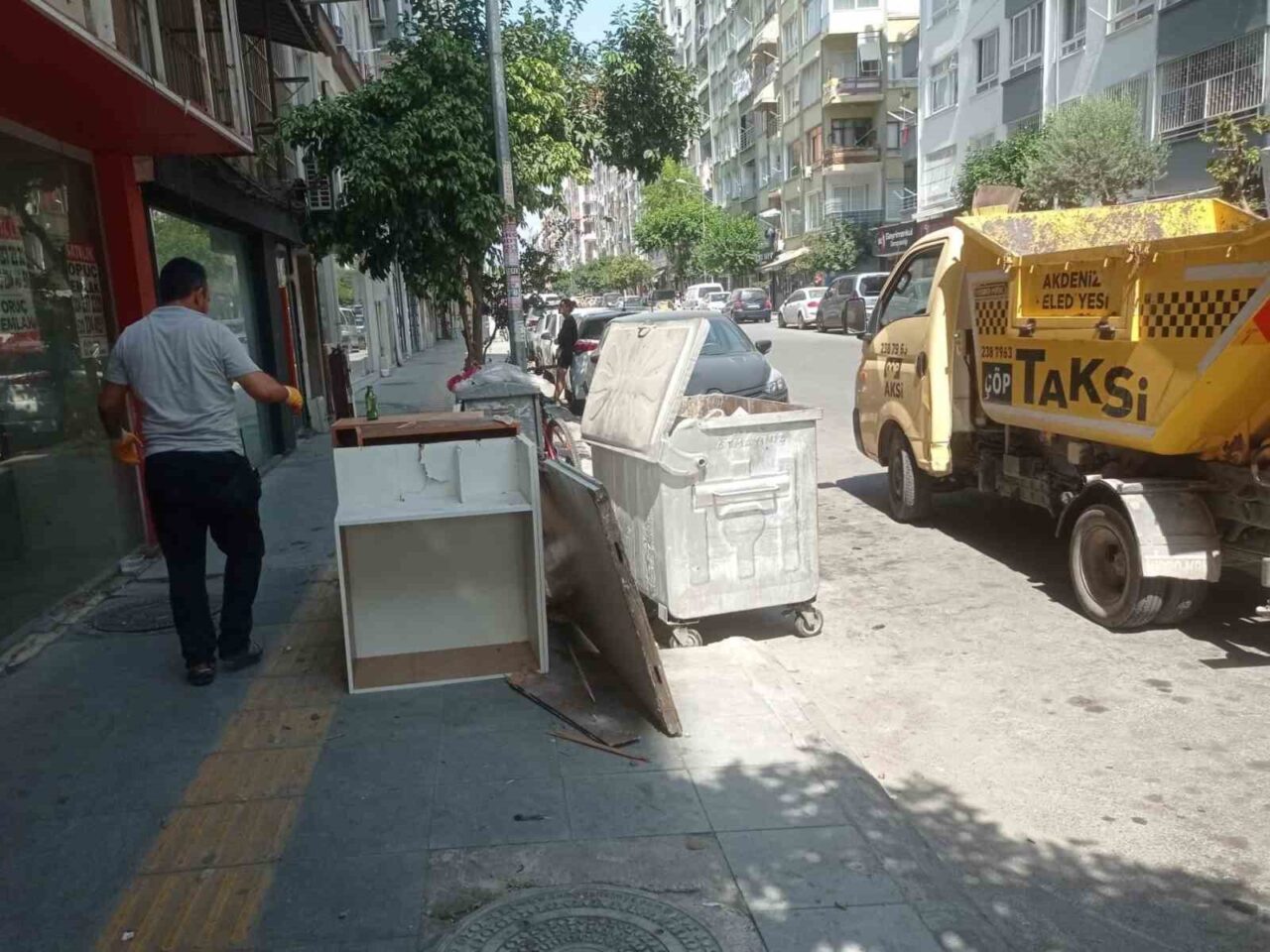 Mersin’in merkez ilçe Akdeniz Belediyesi, kentte görüntü kirliliğine yol açan