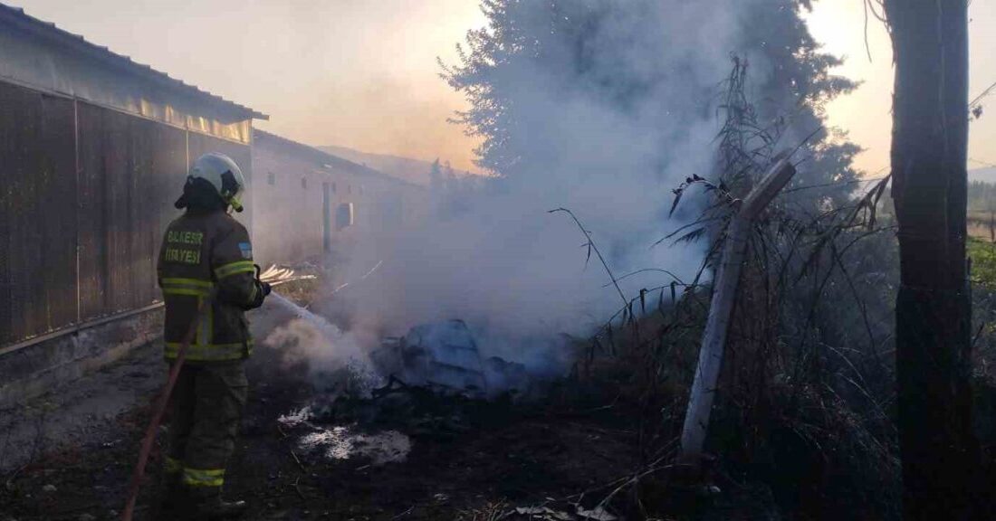 Balıkesir’in Sındırgı ilçesinde tavuk çiftliğinde çıkan çöp yangını, ekiplerin hızlı