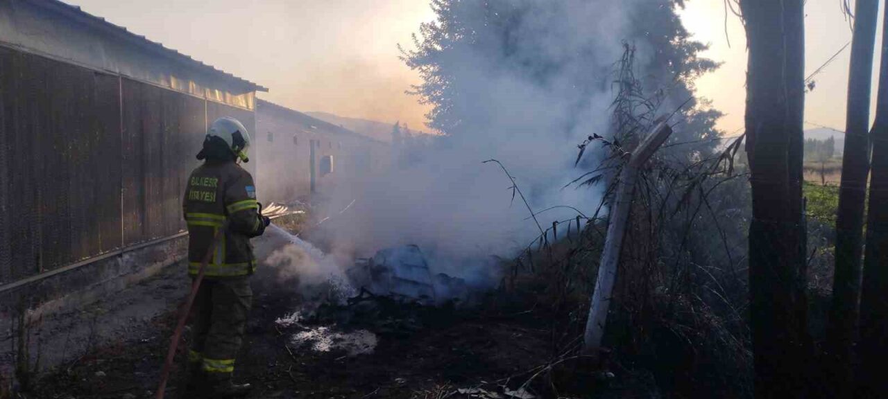 Balıkesir’in Sındırgı ilçesinde tavuk çiftliğinde çıkan çöp yangını, ekiplerin hızlı