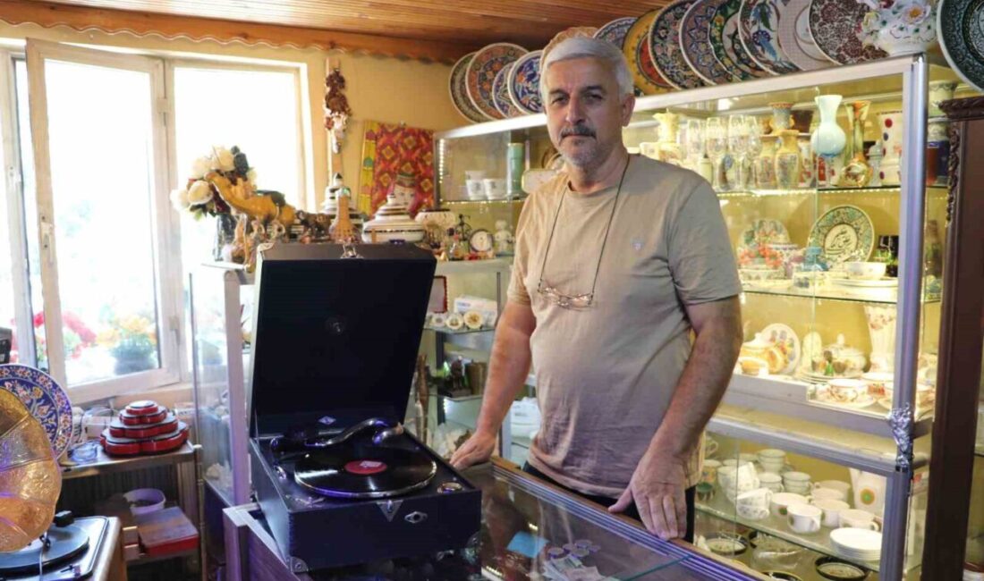 Eskişehir Odunpazarı’nda antika dükkânı bulunan Bayram Çağlayan, insanların ellerindeki eşyaların