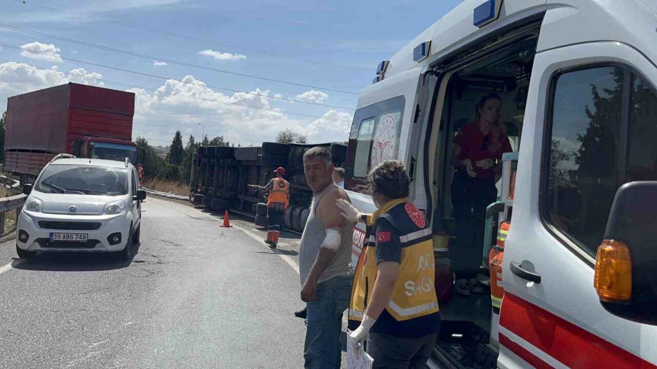 Tekirdağ’ın Çorlu ilçesinde kontrolden çıkan tırın devrilmesi sonucu meydana gelen