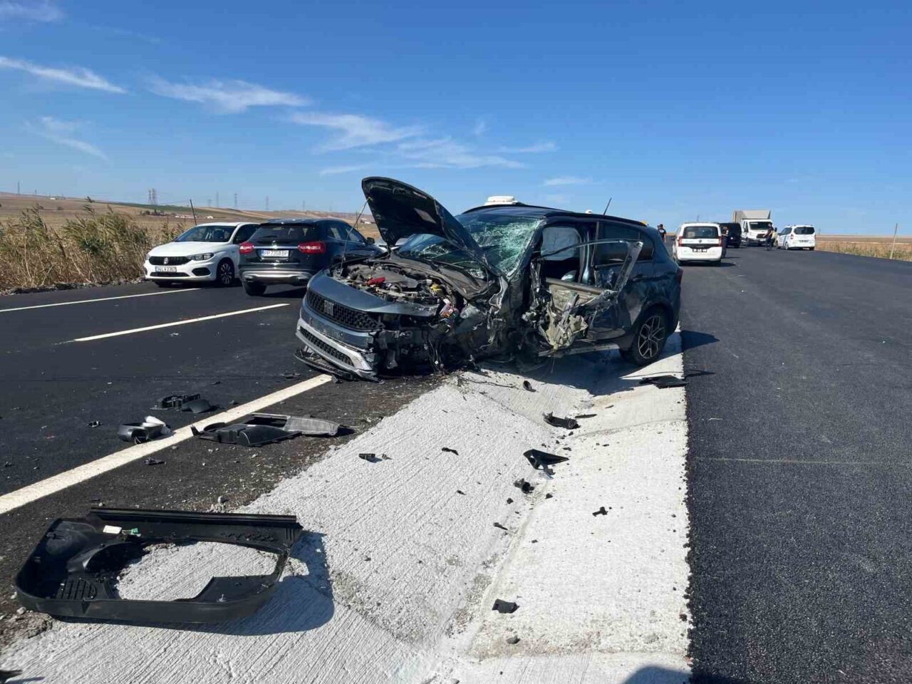 Tekirdağ’ın Çorlu ilçesinde yol çalışmasının sürdüğü tek şeride düşen yolda