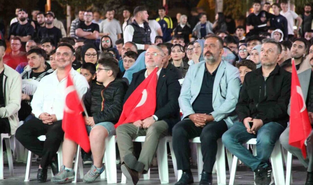 Çorum’da Türkiye’nin Gürcistan’ı 3-2 mağlup ettiği karşılaşmayı kent meydanında izleyen