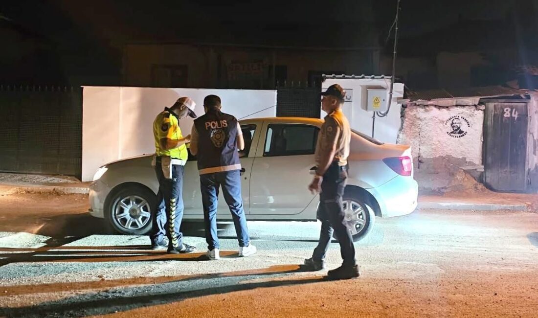 Çorum’un Sungurlu ilçesinde polis ekiplerince gerçekleştirilen denetimlerde 32 sürücüye toplam