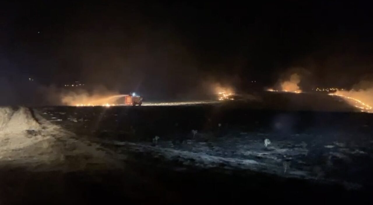 Çorum’un Alaca ilçesinde kuru otların tutuşması sebebiyle çıkan yangında 300