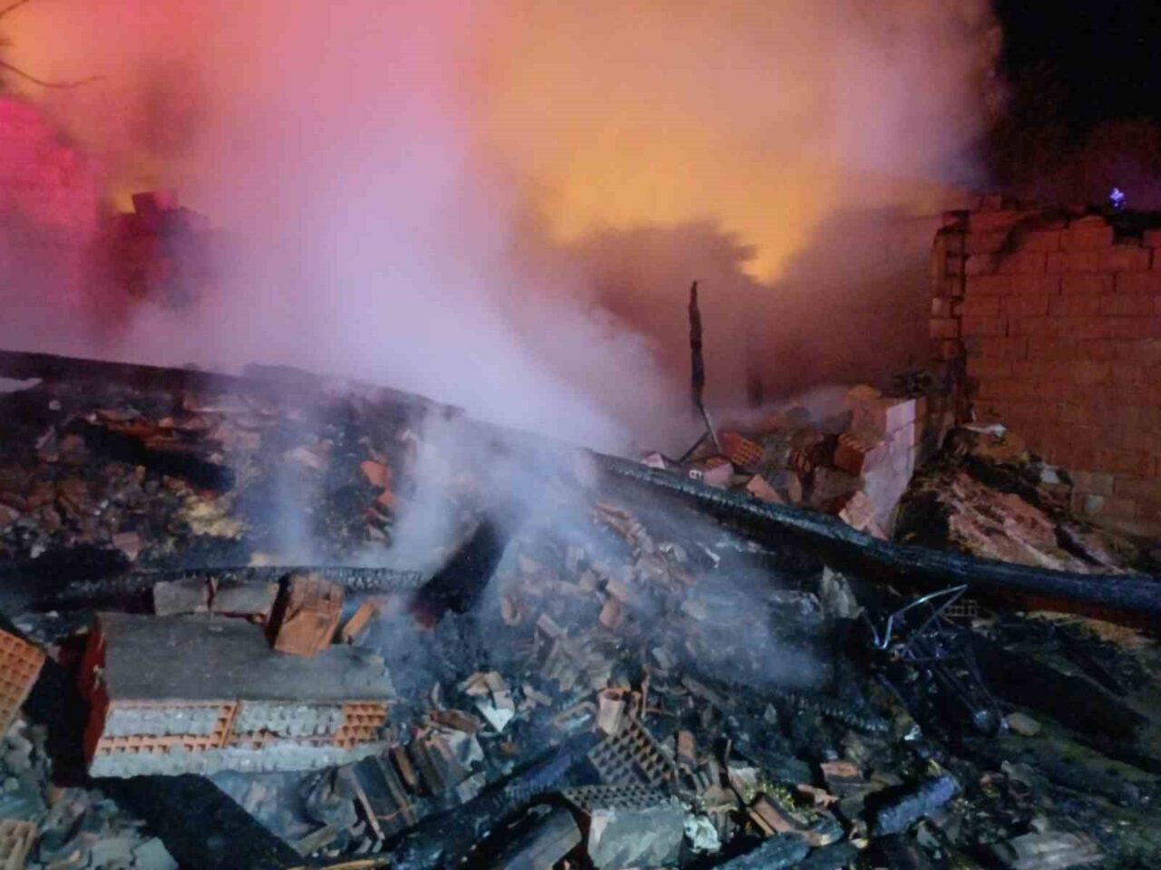 Çorum’un Alaca ilçesinde alevlere teslim olan ahır ile ardiyedeki 70