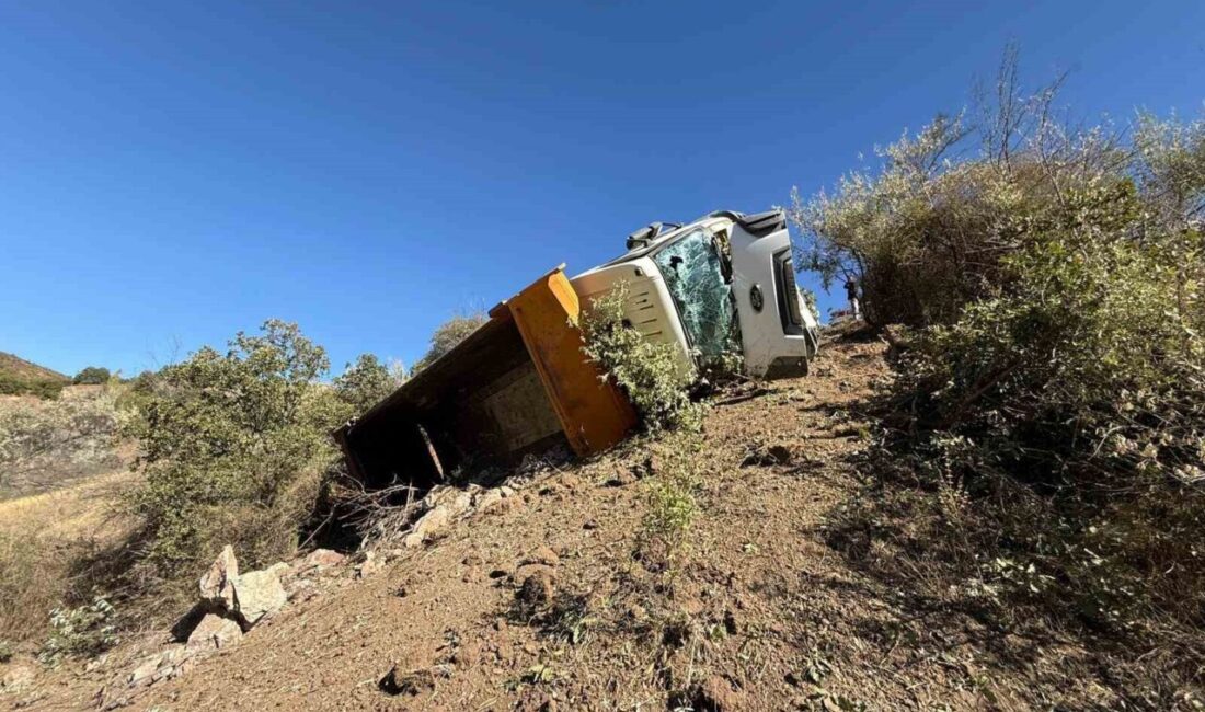 Çorum’un Sungurlu ilçesinde taş yüklü hafriyat kamyonun devrilmesi neticesinde meydana