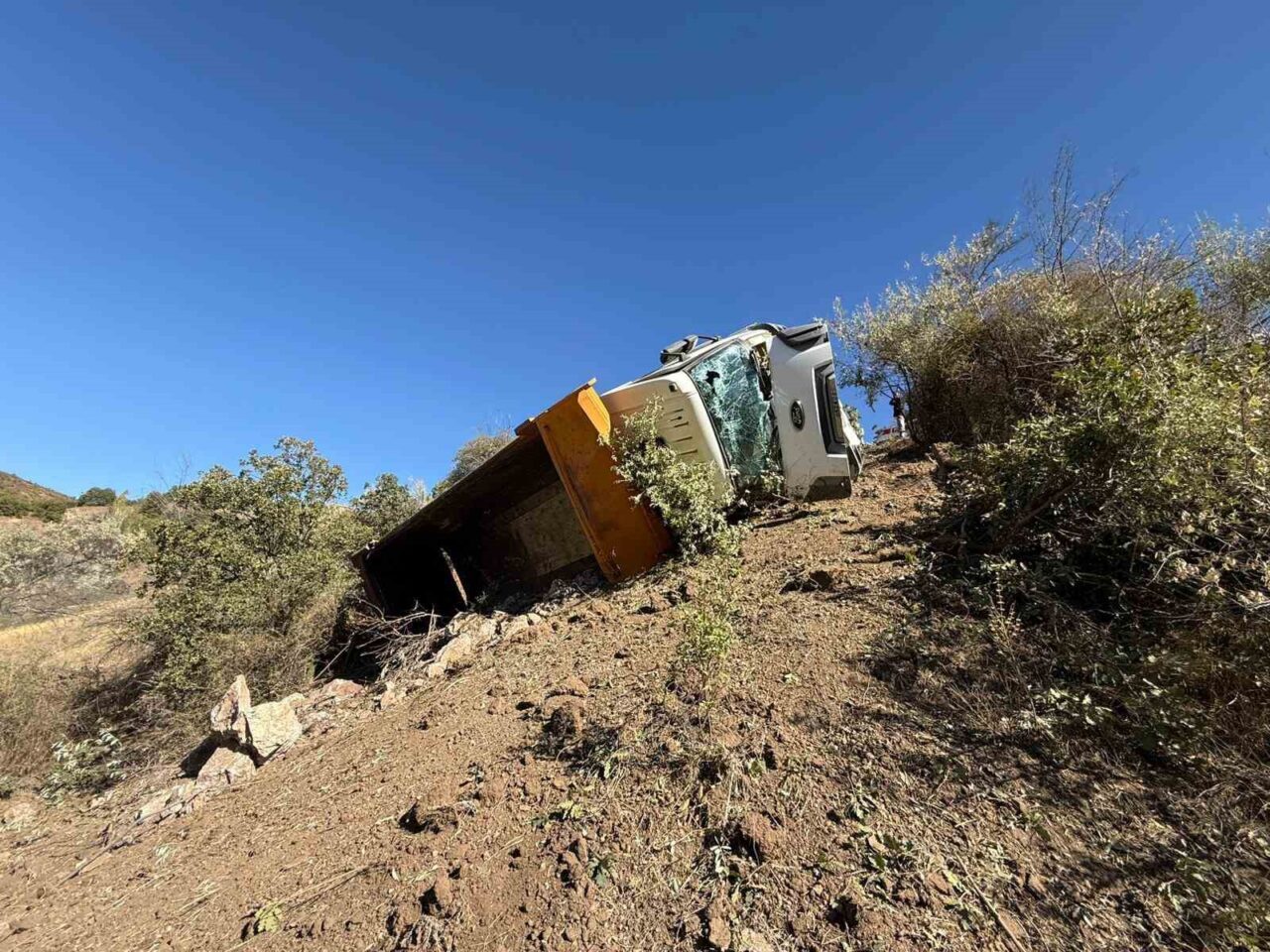 Çorum’un Sungurlu ilçesinde taş yüklü hafriyat kamyonun devrilmesi neticesinde meydana