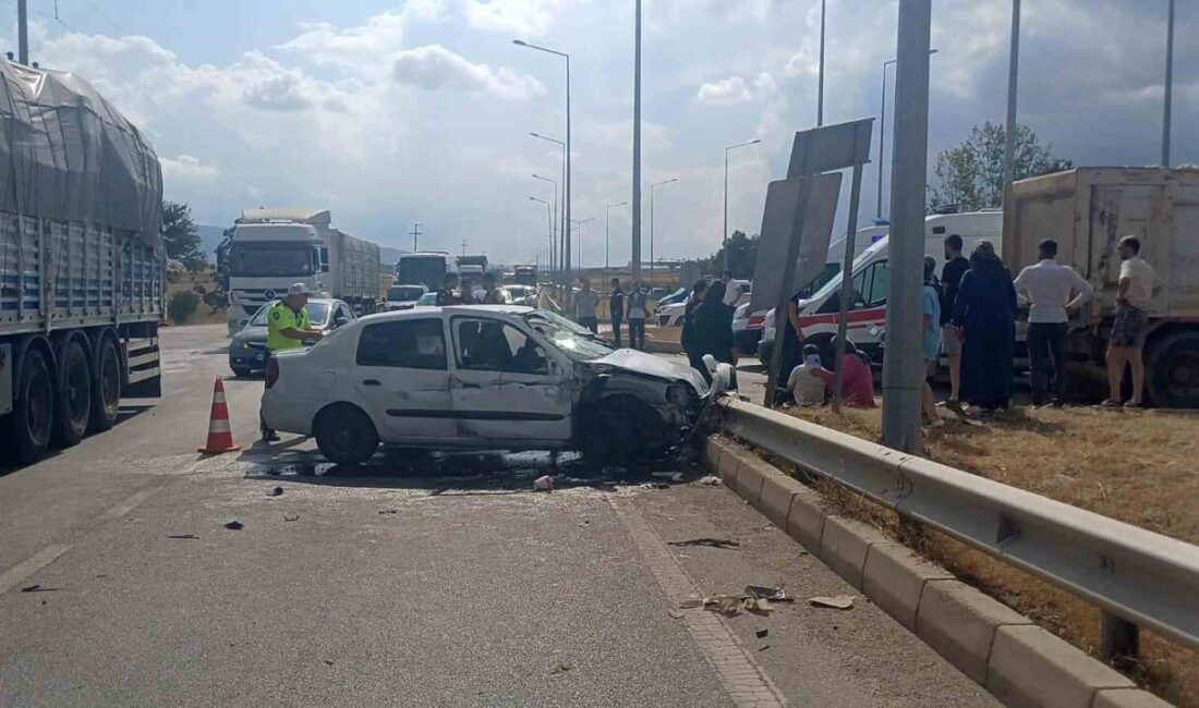 Çorum’da kamyon ile otomobilin çarpışması neticesinde meydana gelen kazada 4