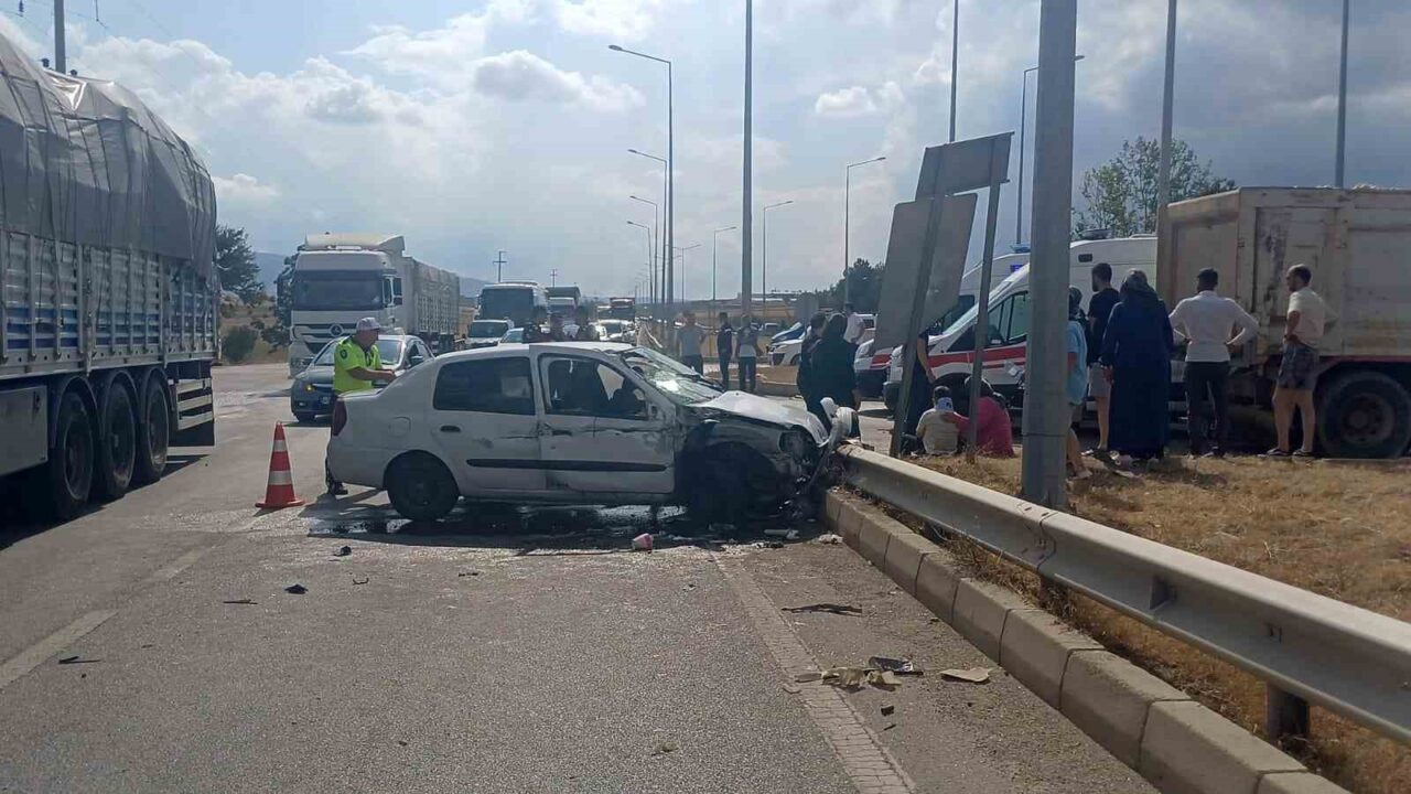 Çorum’da kamyon ile otomobilin çarpışması neticesinde meydana gelen kazada 4