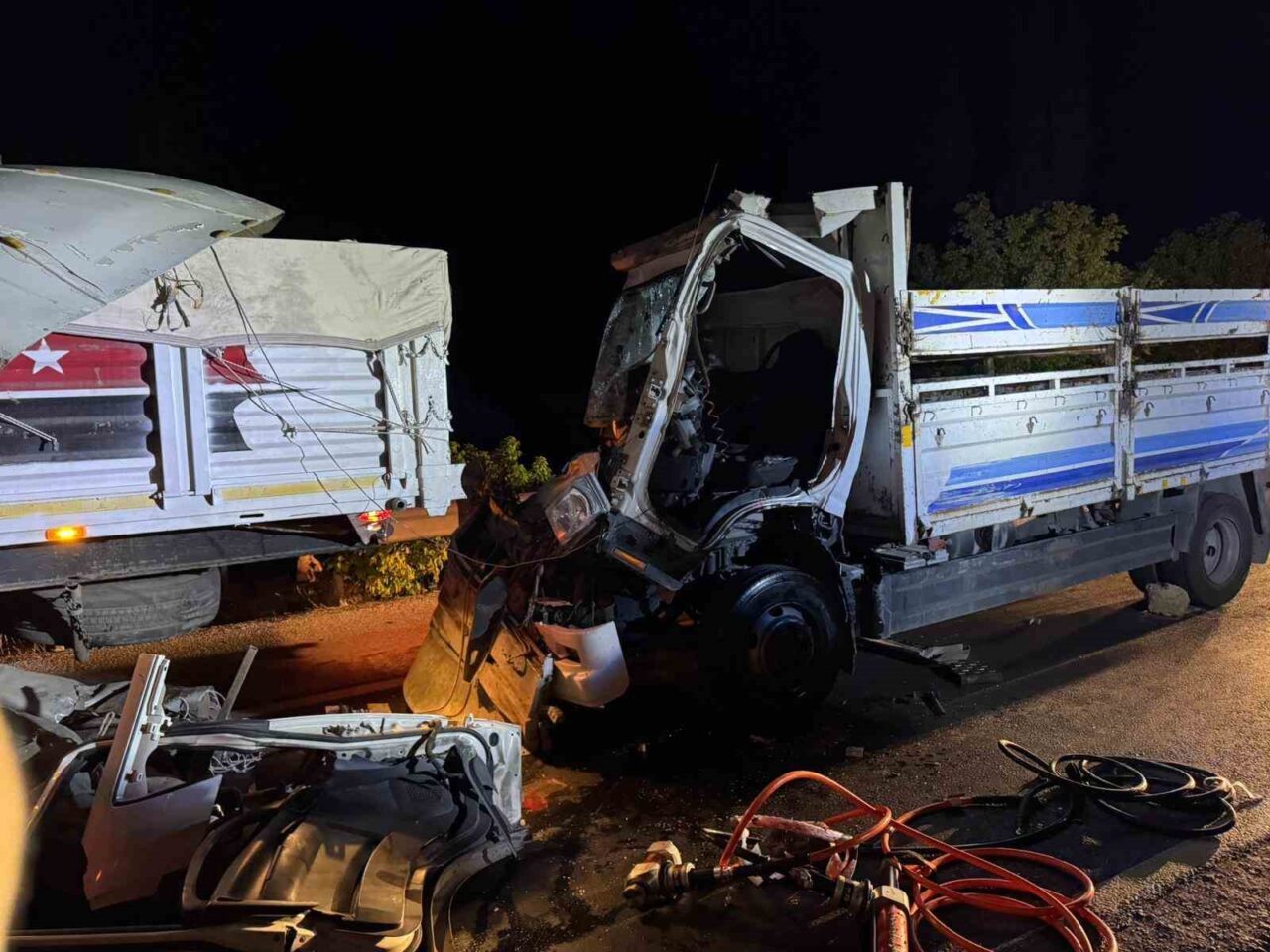 Çorum’un Sungurlu ilçesinde tıra arkadan çarpan kamyonun sürücüsü araçta sıkışarak