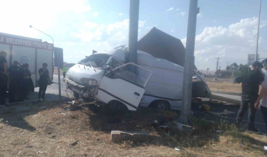 Çorum’un Alaca ilçesinde minibüs ile odun yüklü kamyonetin çarpışması neticesinde