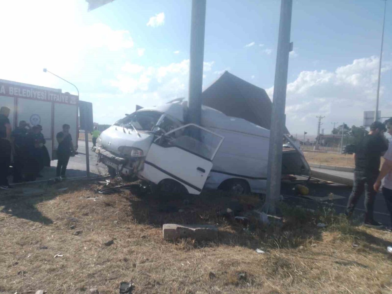 Çorum’un Alaca ilçesinde minibüs ile odun yüklü kamyonetin çarpışması neticesinde