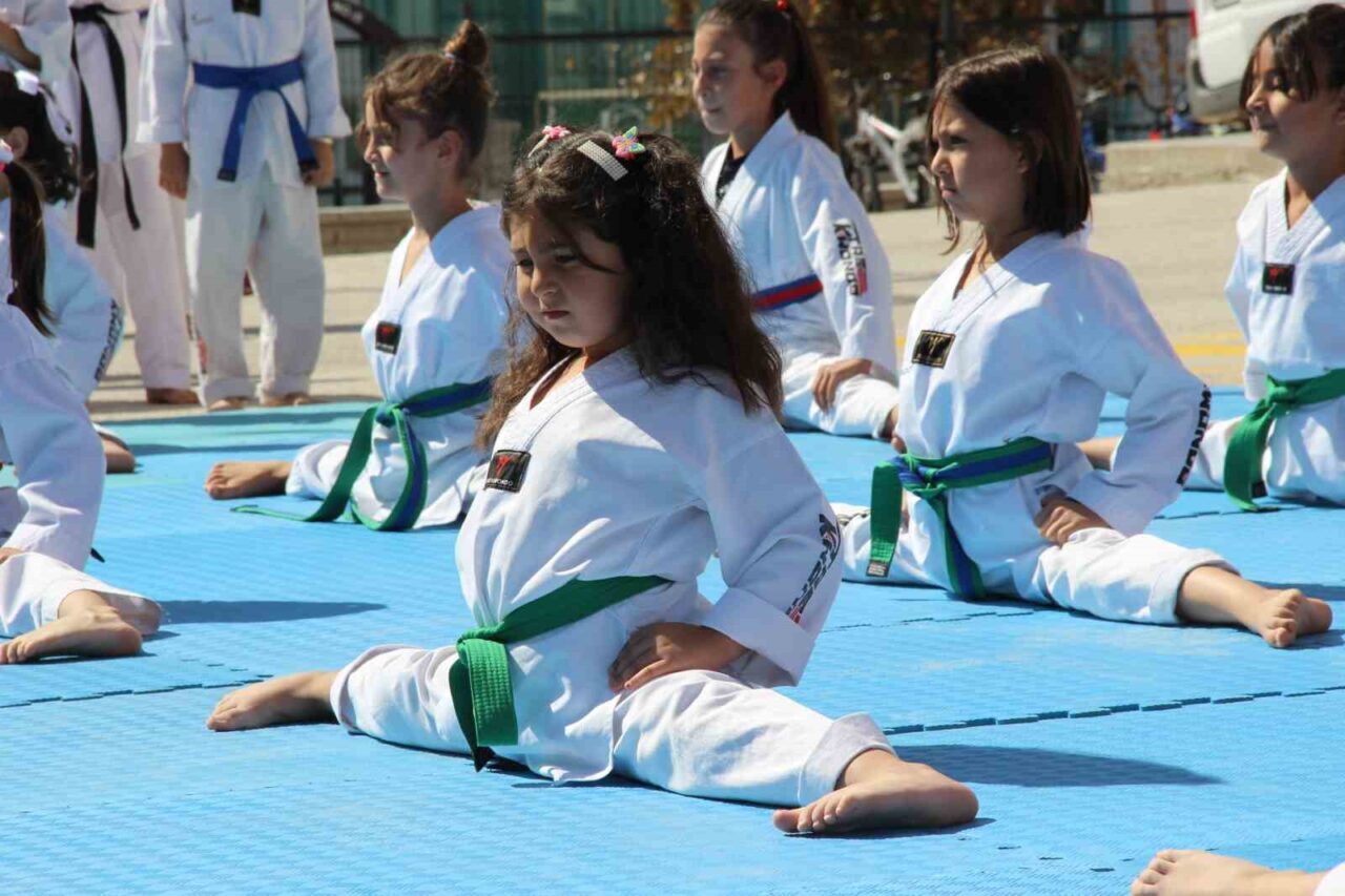 Çorum’da İlköğretim Haftası çerçevesinde düzenlenen programda, öğrenciler halk oyunları ve