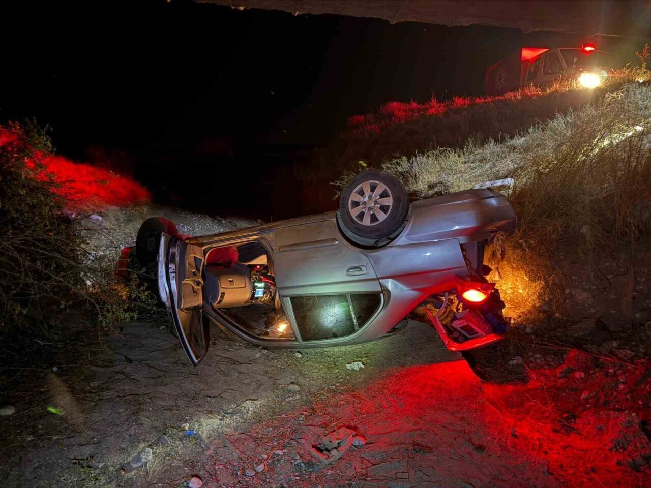 Çorum’un Sungurlu ilçesinde kontrolden çıkan bir otomobilin köprüden uçması sonucu
