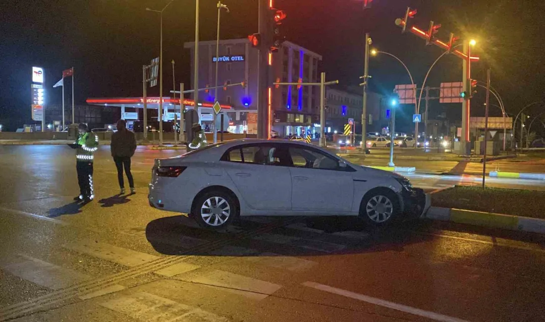 Çorum’da otomobilin refüje çarpması neticesinde meydana gelen trafik kazasında sürücü