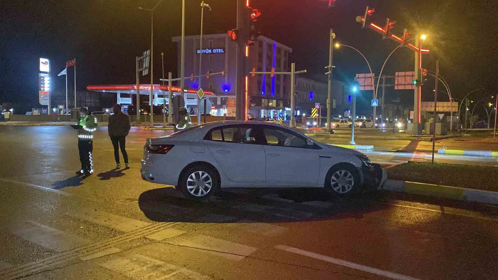 Çorum’da otomobilin refüje çarpması neticesinde meydana gelen trafik kazasında sürücü