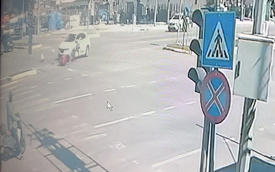 Çorum’da otomobil ile çarpışan motosiklet sürücüsü yaralandı. Kaza anı ise