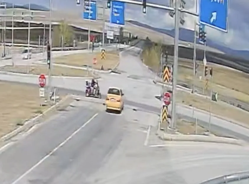 Çorum’un Alaca ilçesinde ticari taksi ile üç tekerlekli motosikletin çarpışması