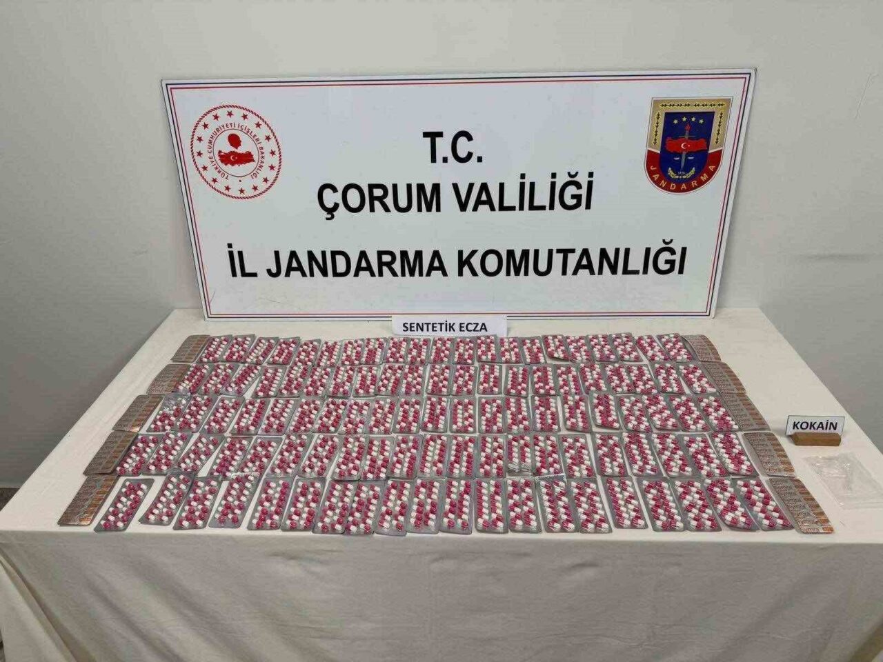 Çorum’un Sungurlu ilçesinde jandarma ekipleri tarafından düzenlenen uyuşturucu operasyonunda gözaltına