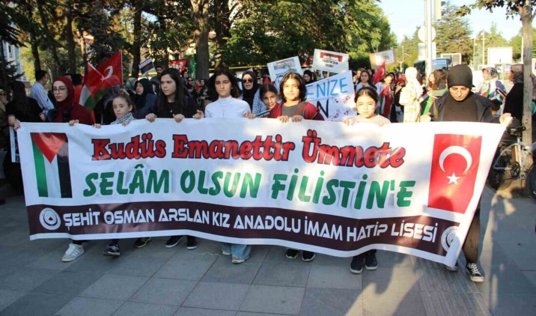 Çorum’da bir araya gelen yüzlerce vatandaş, İsrail’in Gazze’ye yönelik saldırılarını