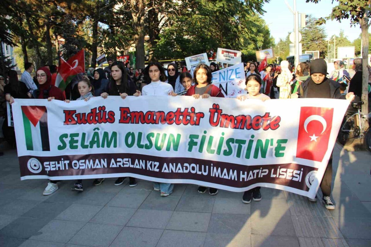 Çorum’da bir araya gelen yüzlerce vatandaş, İsrail’in Gazze’ye yönelik saldırılarını