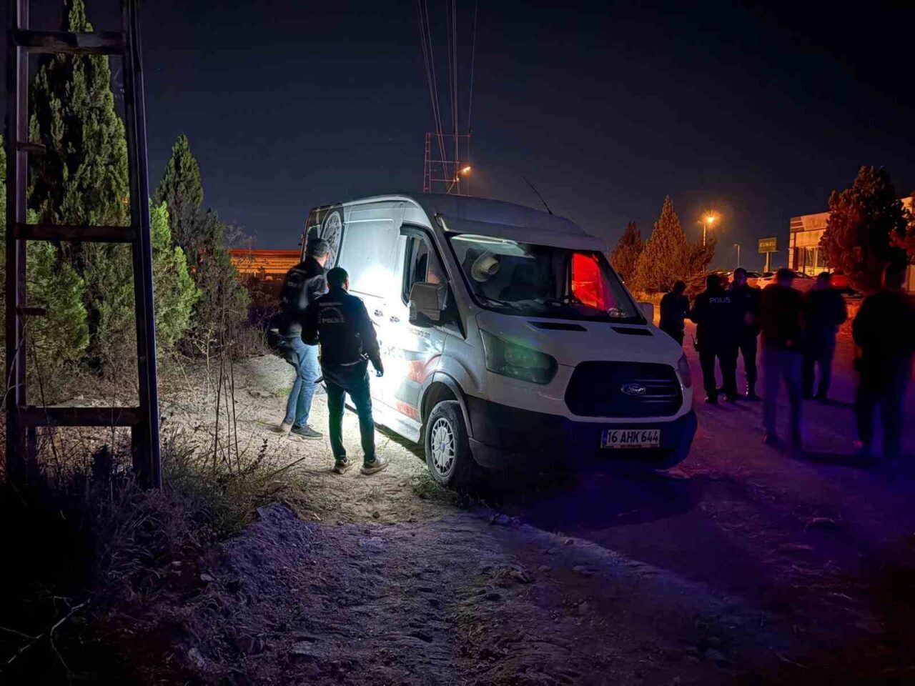 Kayseri’nin Kocasinan ilçesinde çukura düşen aracını çıkarmaya çalışan şahsın başına,