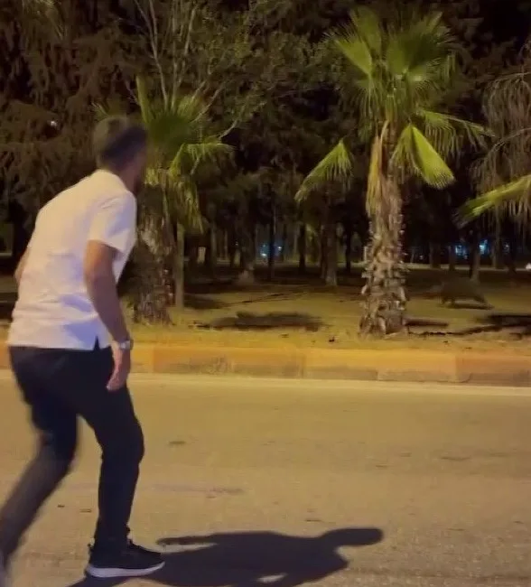 Adana’da Çukurova Üniversitesi yerleşkesine akşam saatlerinde gelen domuzlar öğrencileri korkuttu.