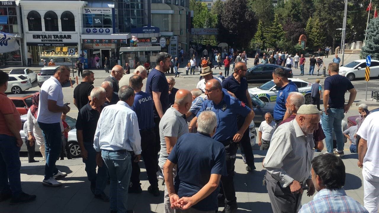 Kayseri’nin Develi ilçesinde bir şahıs, cuma namazı çıkışında kayınbiraderini bıçaklayarak