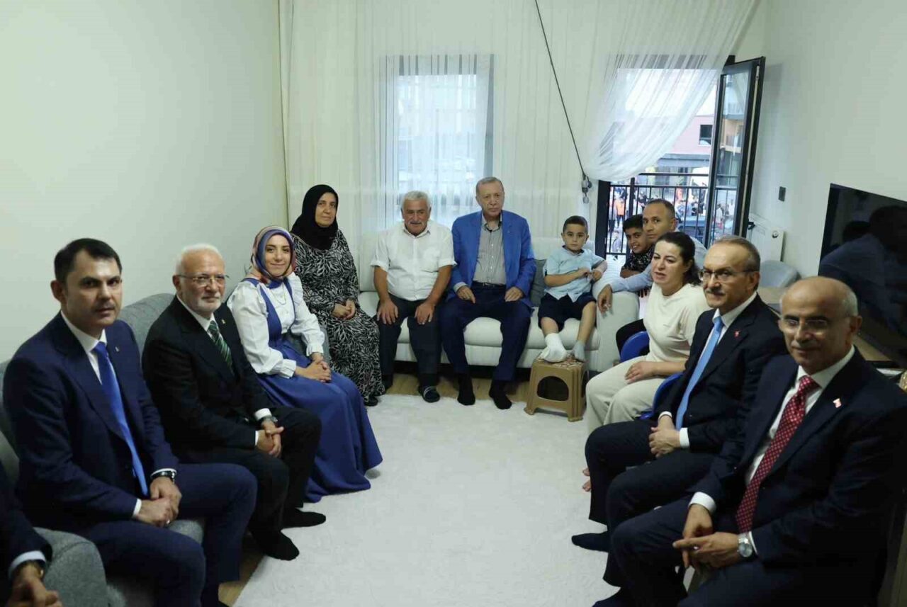 Cumhurbaşkanı Recep Tayyip Erdoğan, Malatya’da depremzede Ahmet Zengin ve ailesini