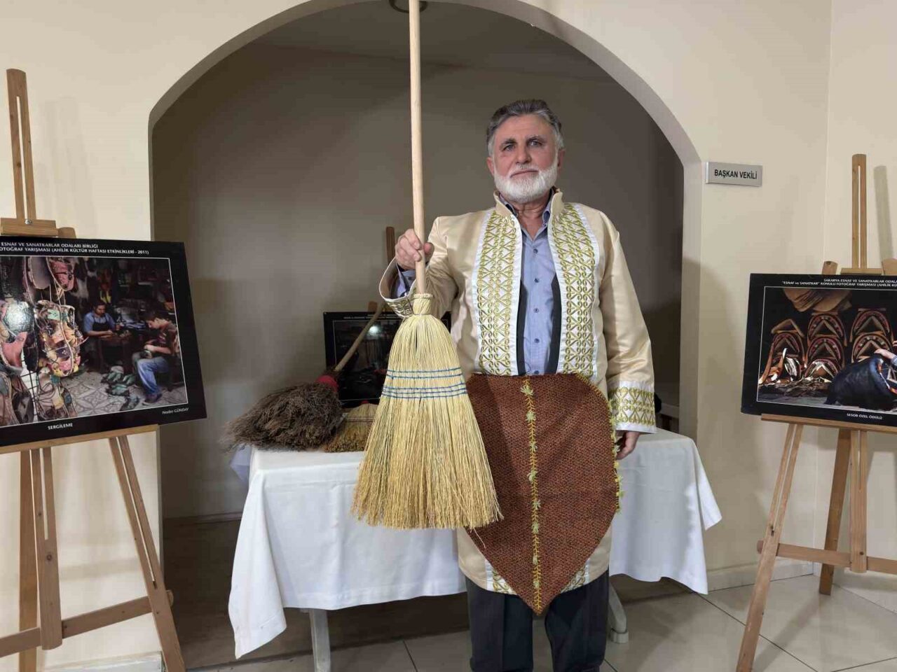 Sakarya’da yarım asrı aşkın süredir el yapımı ot süpürge üreten