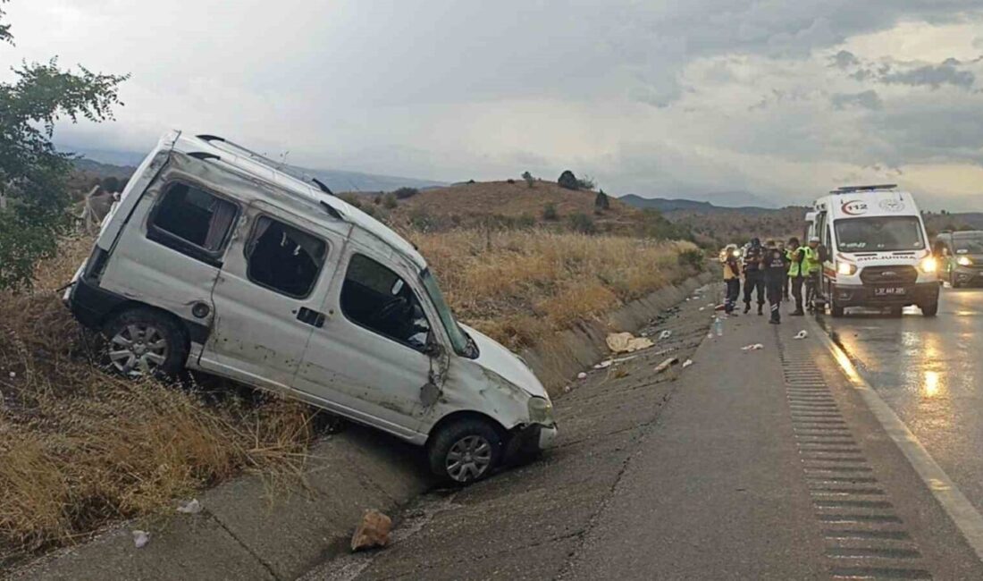 Kastamonu’nun Tosya ilçesi D100 Karayolunda hafif ticari aracın refüje çarptığı